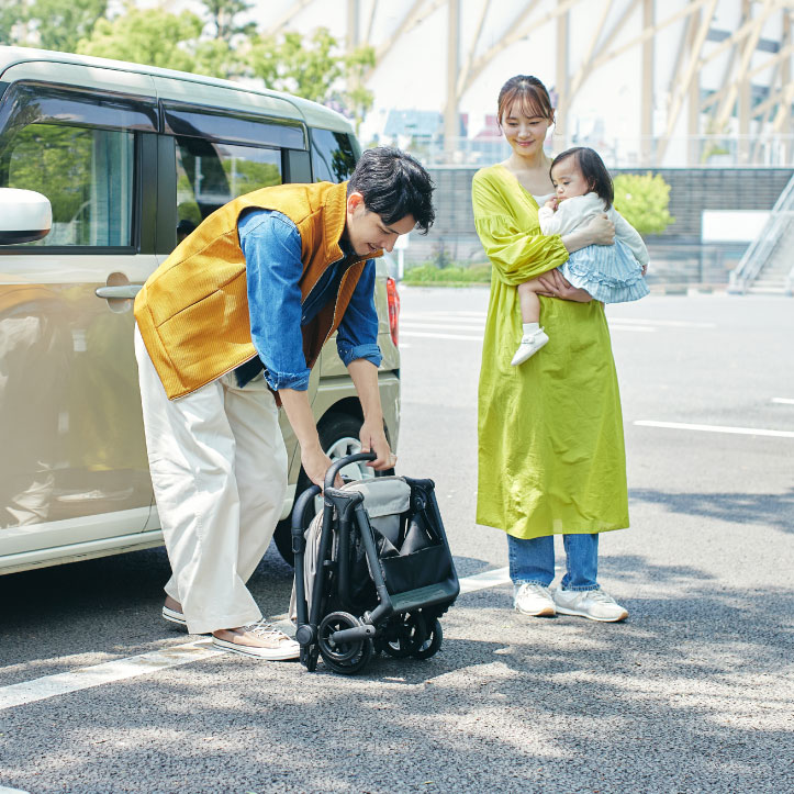 車からベビーカーを下ろすパパ