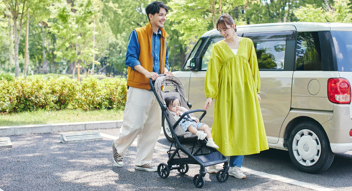 ベビーカーを押して公園に向かう家族